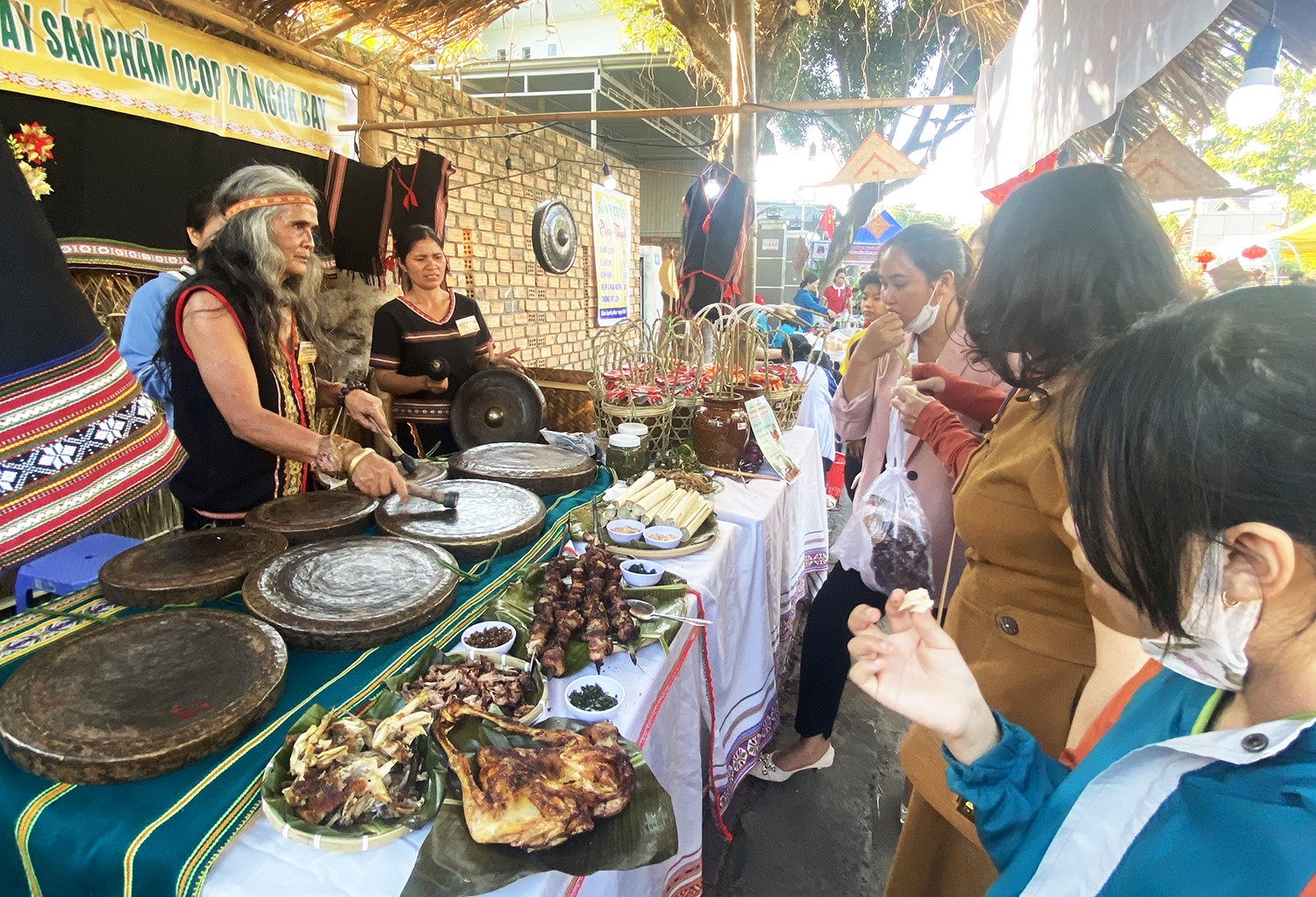 Gian hàng ẩm thực đặc trưng của đồng bào DTTS tỉnh Kon Tum
