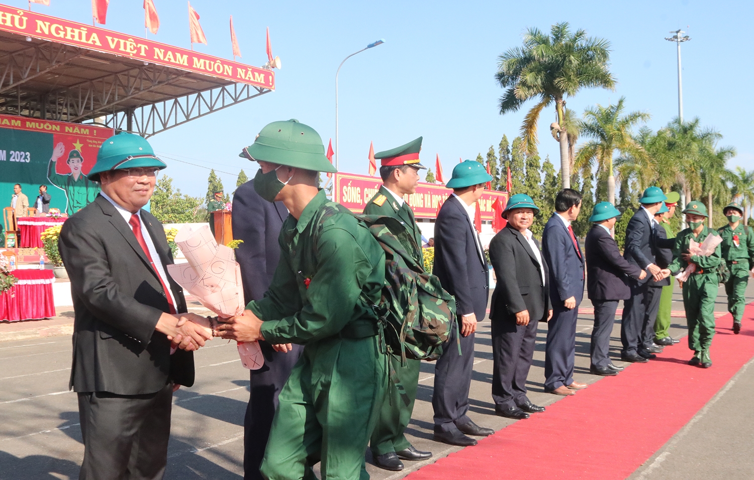 Ông Lê Ngọc Tuấn Chủ tịch UBND tỉnh Kon Tum động viên các tân binh lên đường nhập ngũ