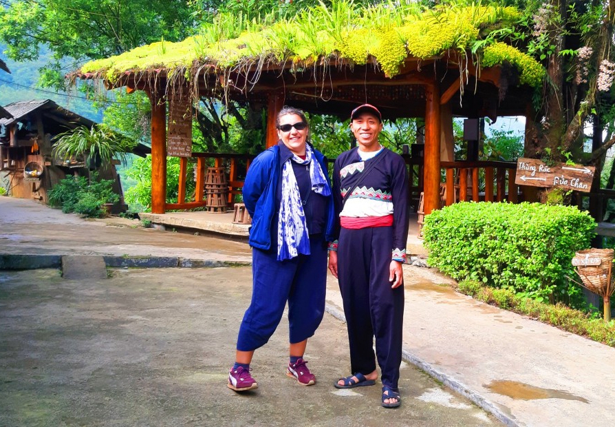 Anh Vàng A Chỉnh - Trưởng bản Sin Suối Hồ, xã Sin Suối Hồ chụp hình cùng du khách nước ngoài