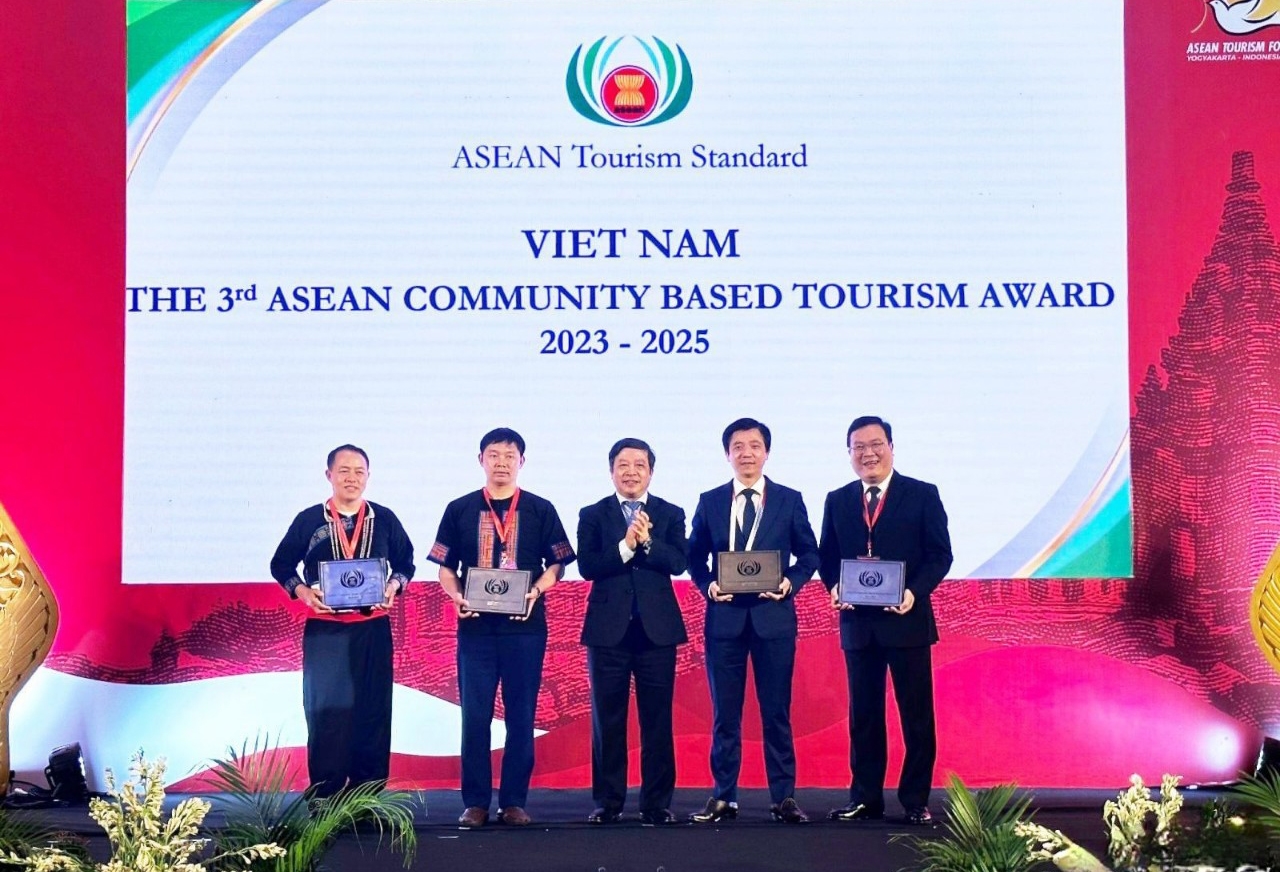 Lãnh đạo Sở Văn hóa, Thể thao và Du lịch, đại diện điểm bản Sin Suối Hồ nhận Giải thưởng Du lịch cộng đồng ASEAN lần thứ 3