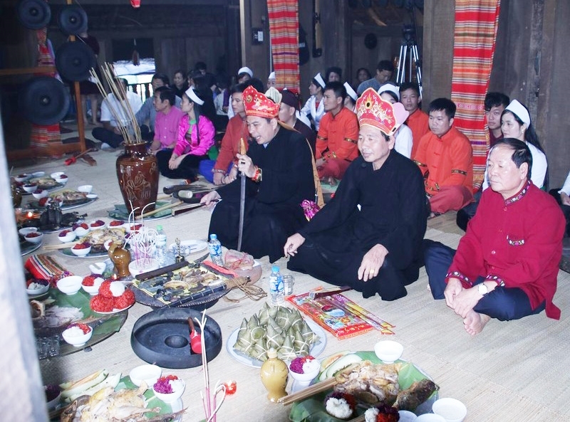 Thầy mo thực hành di sản Mo Mường trong các nghi lễ tâm linh