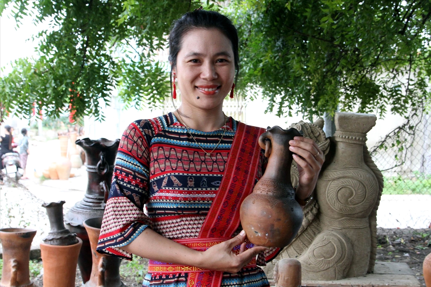 Cô gái Chăm giới thiệu sản phẩm gốm Bàu Trúc