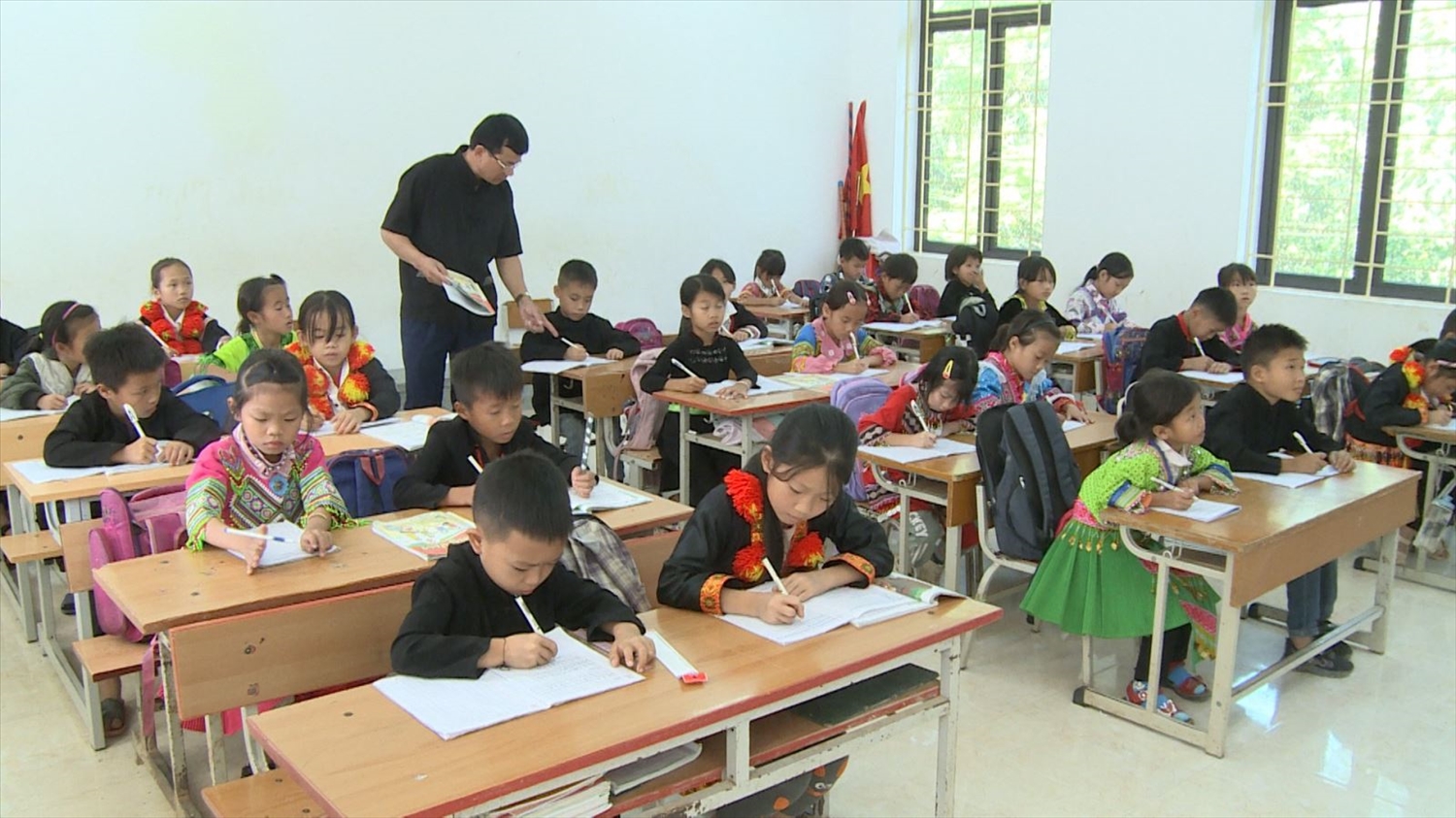 Học sinh Trường Phổ thông dân tộc Bán trú Tiểu học và THCS Xuân Lập hăng say trong giờ học