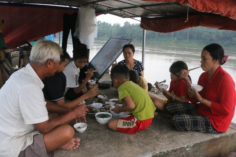 Nhiều gia đình 3-4 thế hệ cùng sống trên một chiếc thuyền chật hẹp ở làng chài Thanh Hóa
