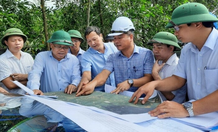 Lãnh đạo UBND tỉnh Quảng Trị cùng các Sở ngành, địa phương kiểm tra thực địa các vị trí dự kiến xây dựng khu tái định cư phục vụ dự án trong năm 2022