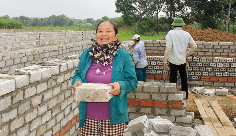 Niềm vui của bà Nguyễn Thị Lý (Thạch Thành) khi đạt những viên gạch đầu tiên xây nhà trên bờ sau bao năm lênh đênh sông nước
