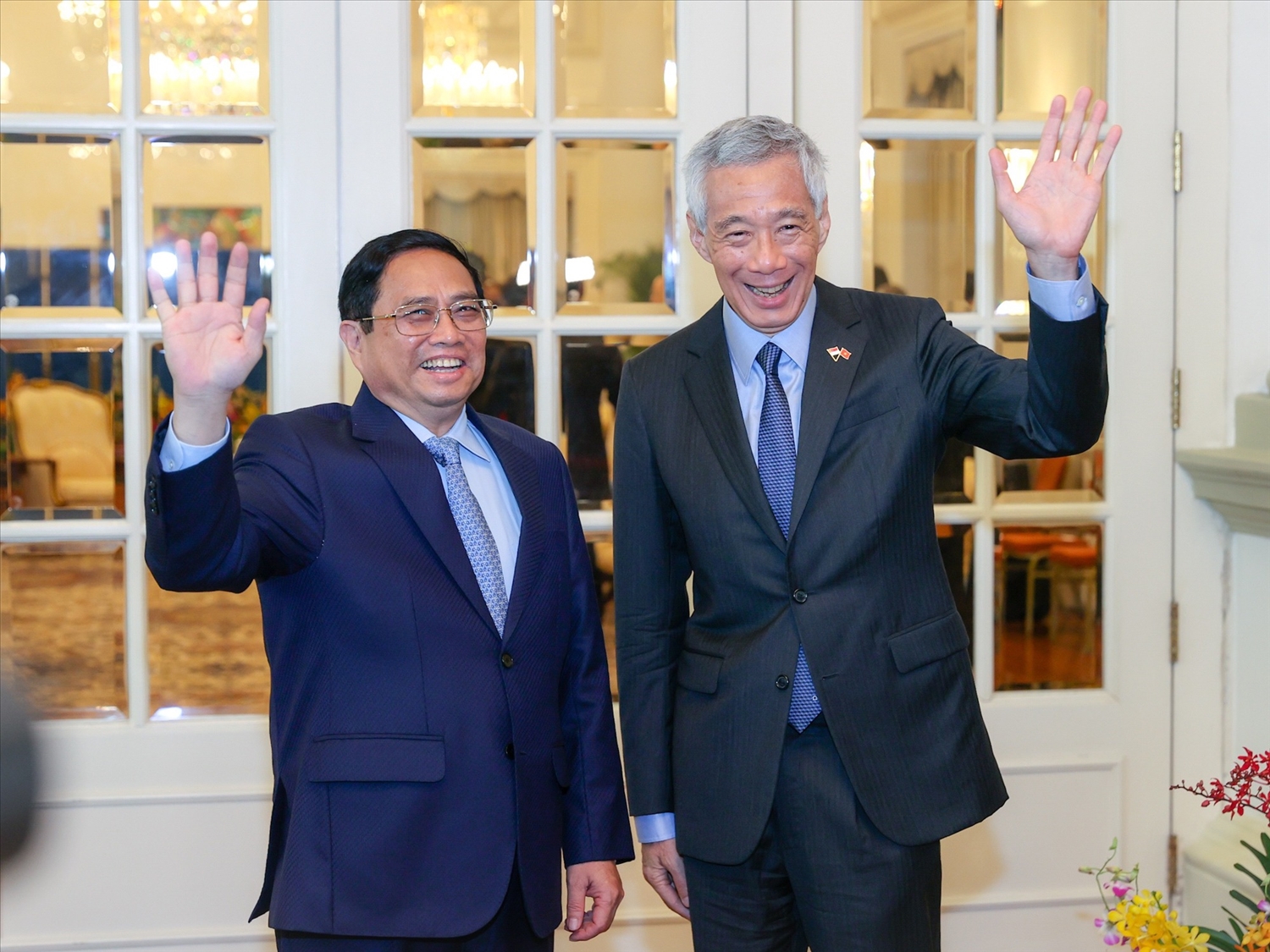 Thủ tướng Lý Hiển Long nhiệt liệt chào mừng Thủ tướng Phạm Minh Chính thăm chính thức Singapore, nhấn mạnh chuyến thăm góp phần tạo xung lực mạnh mẽ cho quan hệ Đối tác Chiến lược tốt đẹp giữa hai nước - Ảnh: VGP/Nhật Bắc