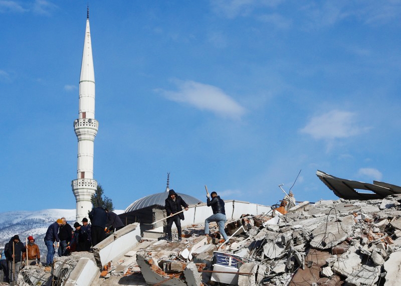 Lực lượng cứu hộ tìm kiếm tại địa điểm của 1 tòa nhà bị hư hại sau trận động đất ở Kahramanmaras, Thổ Nhĩ Kỳ, ngày 8/2/2023. (Ảnh: Reuters) 