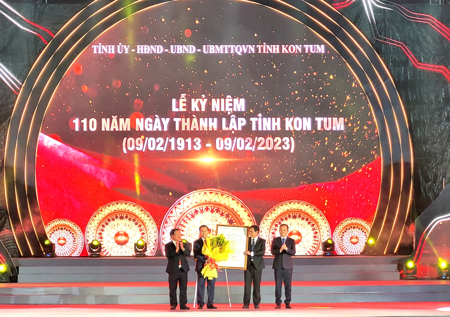Phó Thủ tướng Chính phủ Trần Lưu Quang trao quyết định công nhận Tp. Kon Tum là Đô thị loại II trực thuộc tỉnh Kon Tum
