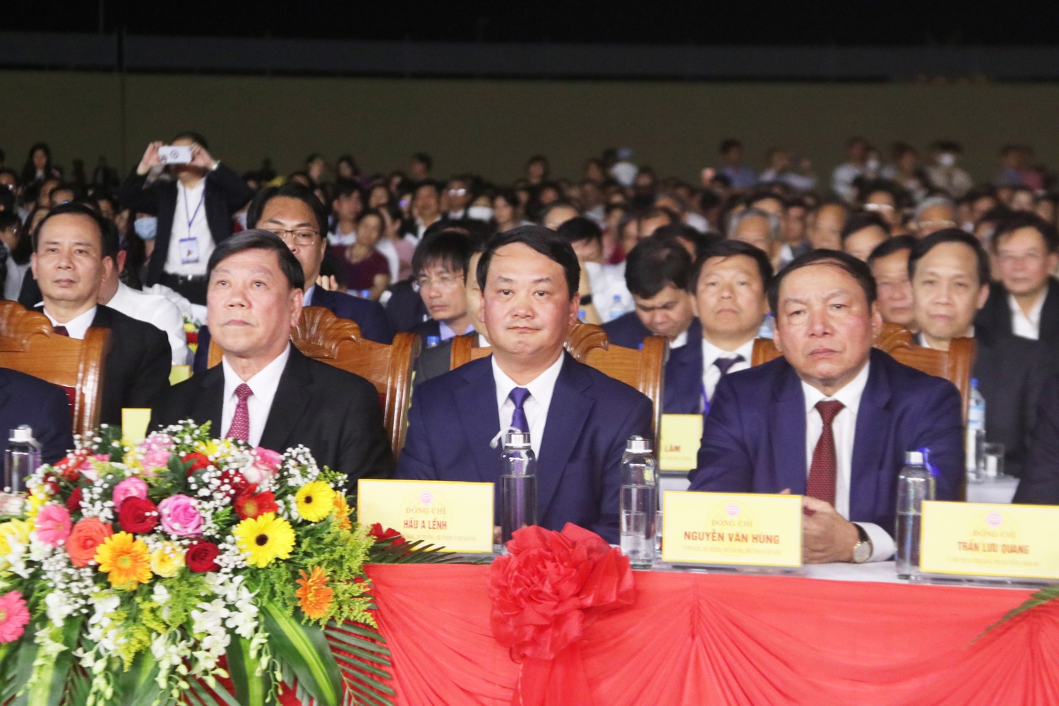 Bộ trưởng, Chủ nhiệm Ủy ban Dân tộc Hầu A Lềnh (ngồi giữa, hàng đầu) tham dự Lễ kỷ niệm 