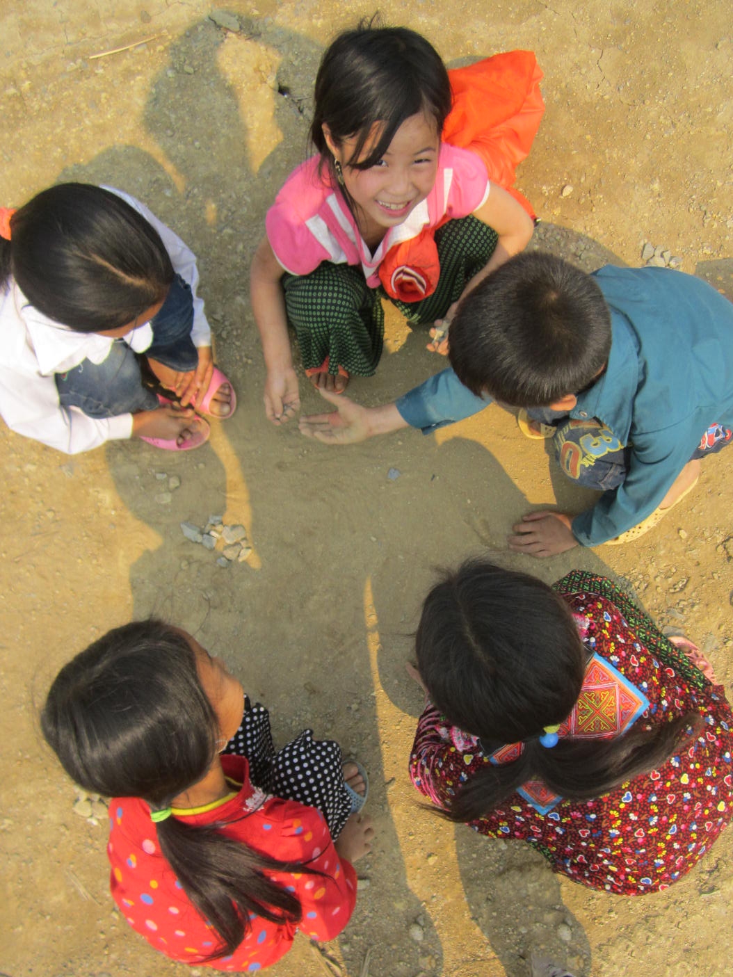 Những đứa trẻ người Mông chân trần chơi những trò chơi dân gian nơi “lưng trời” Lao Chải