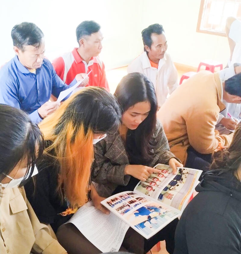 Người lao động ở Hướng Hóa tìm hiểu thông tin về thị trường xuất khẩu lao động - Ảnh: K.S