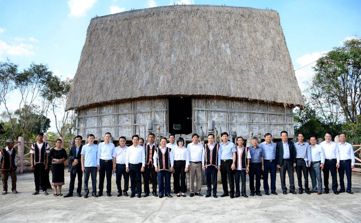 Đoàn công tác do Phó Thủ tướng Chính phủ Trần Lưu Quang dẫn đầu chuyến khảo sát thực tế tại làng Đê Kjêng (xã Ayun, huyện Mang Yang)