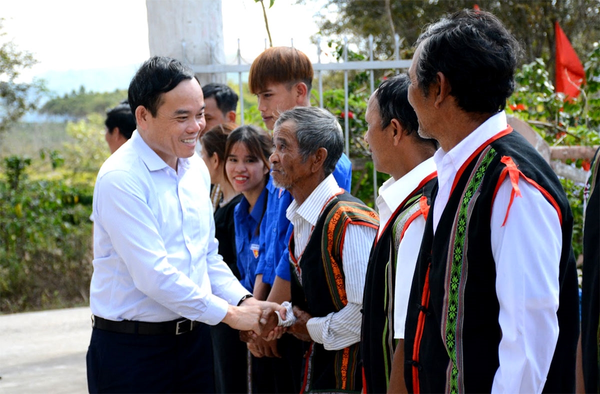 Phó Thủ tướng Phó Thủ tướng Chính phủ Trần Lưu Quang tặng quà, động viên dân làng Đê Kjêng (xã Ayun, huyện Mang Yang) phát huy tinh thần đoàn kết, giúp nhau phát triển kinh tế