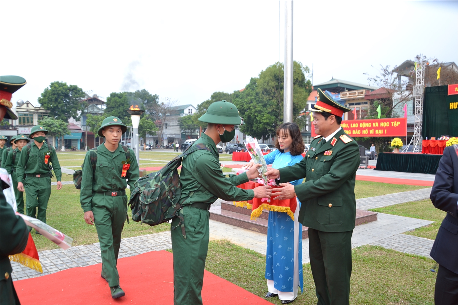 Thứ trưởng Vũ Hải Sản tặng hoa, động viên tân binh lên đường nhập ngũ tại huyện Bát Xát, tỉnh Lào Cai