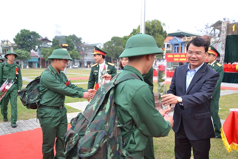 Ủy viên Ban chấp hành Trung ương Đảng, Bí thư tỉnh ủy Lào Cai Đặng Xuân Phong, tặng hoa tân binh lên đường nhập ngũ