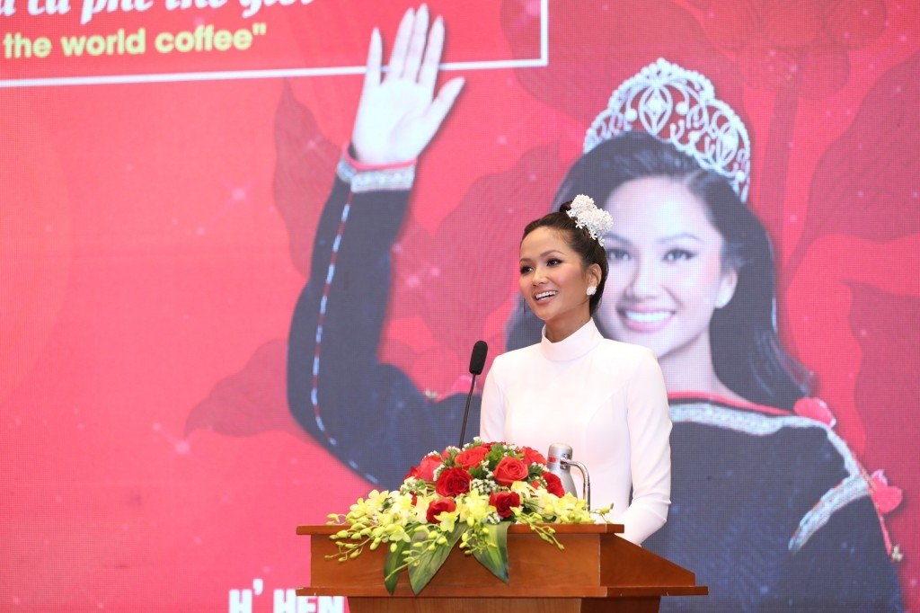 Hoa hậu H’Hen Niê - Đại sứ truyền thông của Lễ hội Cà phê Buôn Ma Thuột lần thứ 8 năm 2023 chia sẻ tại buổi Họp báo