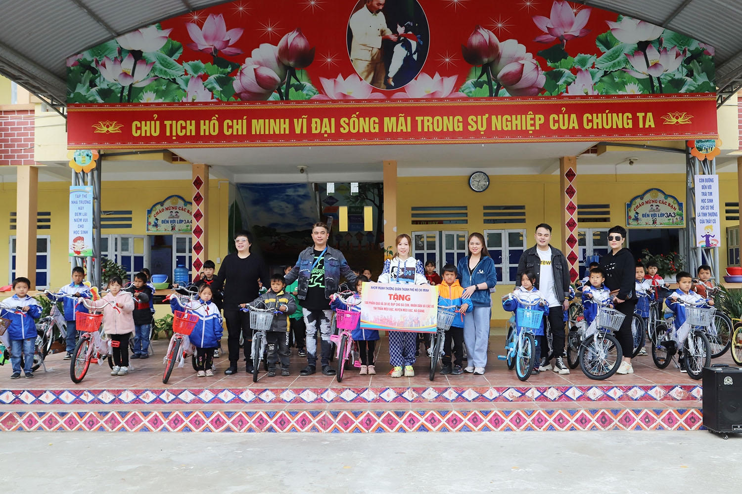 Nhóm Mạnh thường quân TP. Hồ Chí Minh trao tặng xe đạp cho học sinh Trường Tiểu học thị trấn Mèo Vạc