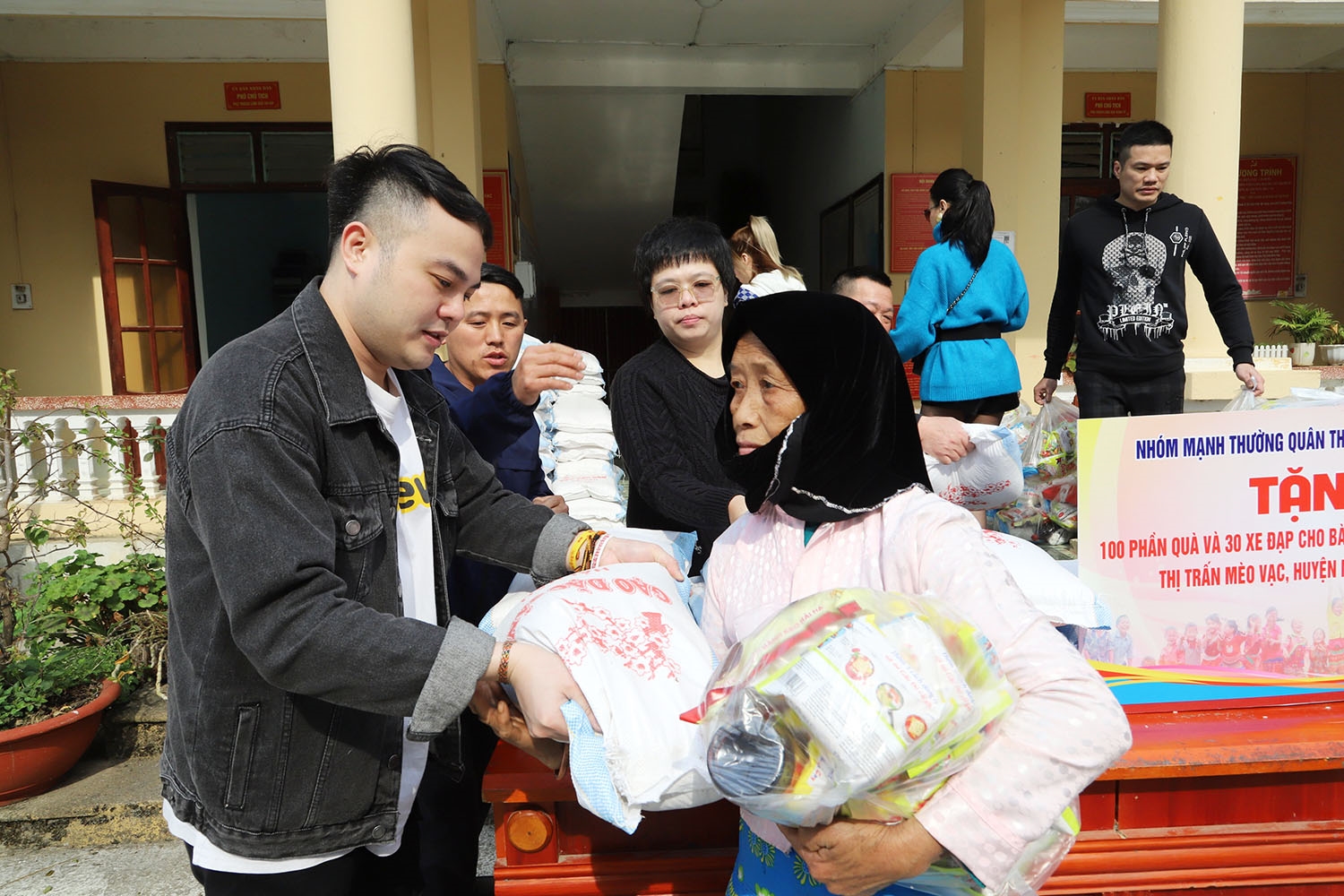 Tặng quà cho hộ nghèo đặc biệt khó khăn thị trấn Mèo Vạc
