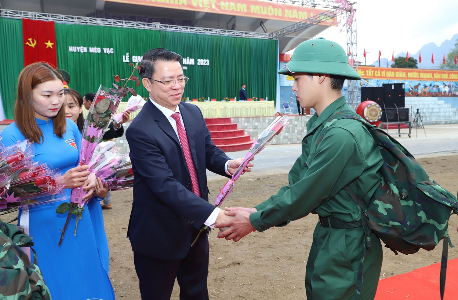Ông Trần Mạnh Lợi - Ủy viên Ban Thường vụ Tỉnh ủy, Trưởng Ban Dân vận Tỉnh ủy Hà Giang tặng hoa, động viên tân binh lên đường nhập ngũ