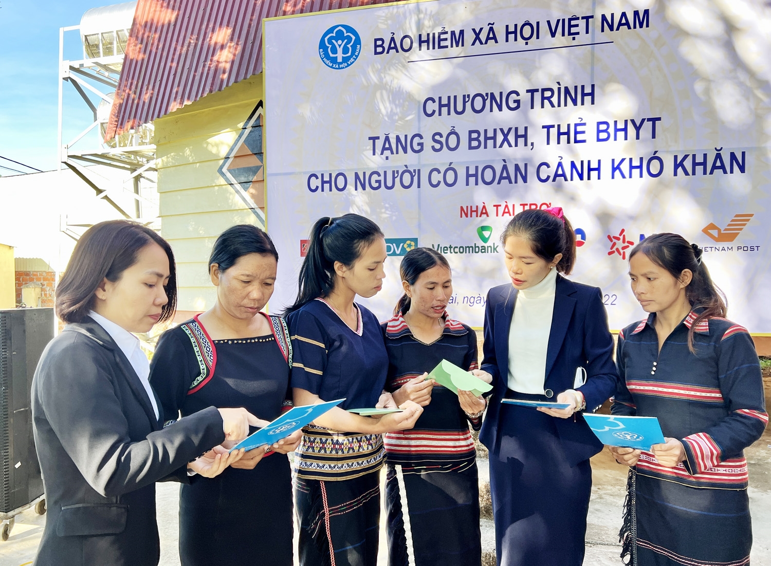Trong năm 2022, từ nhiều nguồn lực, BHXH tỉnh Gia Lai đã hỗ trợ được trên 20.000 đồng bào DTTS có thẻ BHYT, sổ BHXH