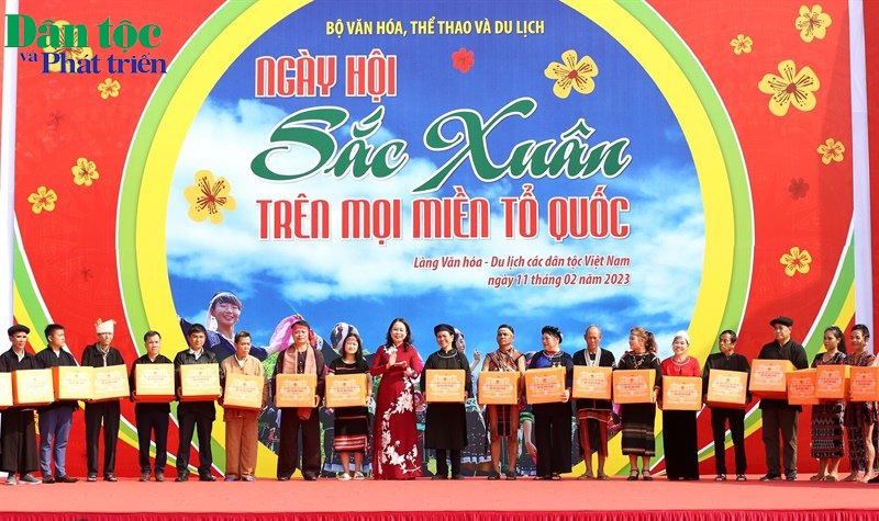 Quyền Chủ tịch nước Võ Thị Ánh Xuân trao quà lưu niệm cho đại diện đồng bào DTTS