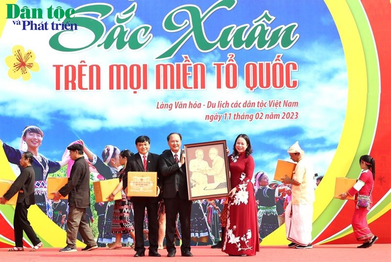  Quyền Chủ tịch nước trao quà lưu niệm cho Làng Văn hóa - Du lịch các dân tộc Việt Nam