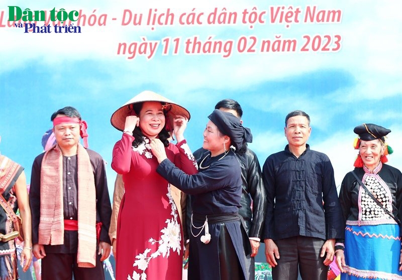  Đại diện đồng bào DTTS tặng nón lá cho quyền Chủ tịch nước Võ Thị Ánh Xuân