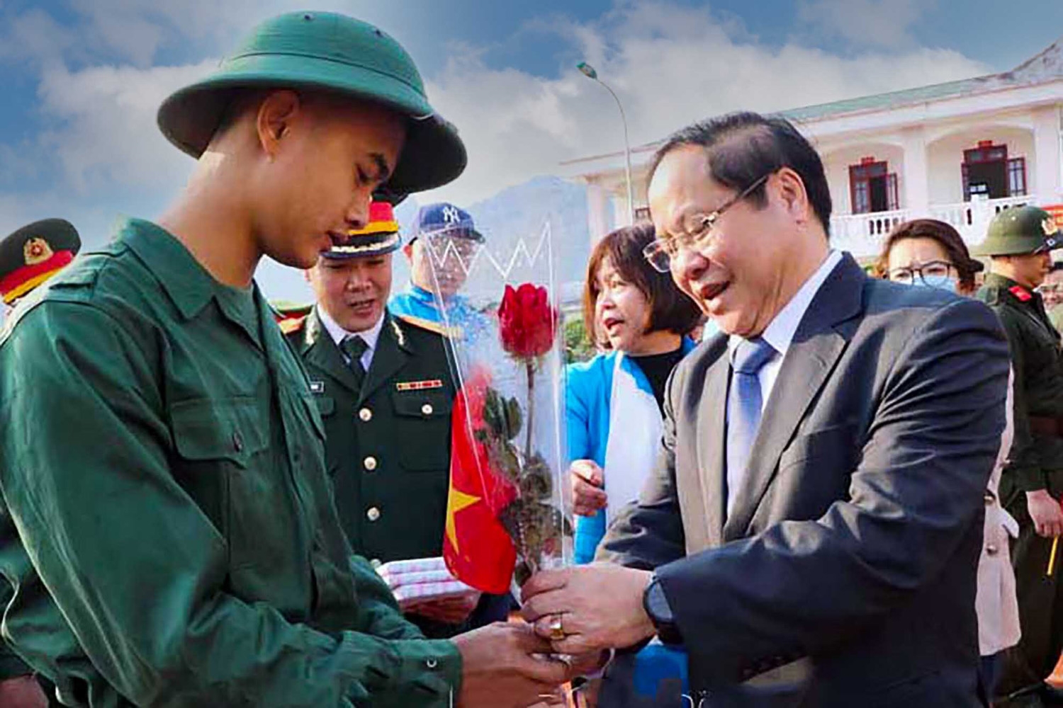 Ông Tống Thanh Hải - Ủy viên Ban Thường vụ Tỉnh ủy, Phó Chủ tịch Thường trực UBND tỉnh tặng hoa chúc mừng các tân binh