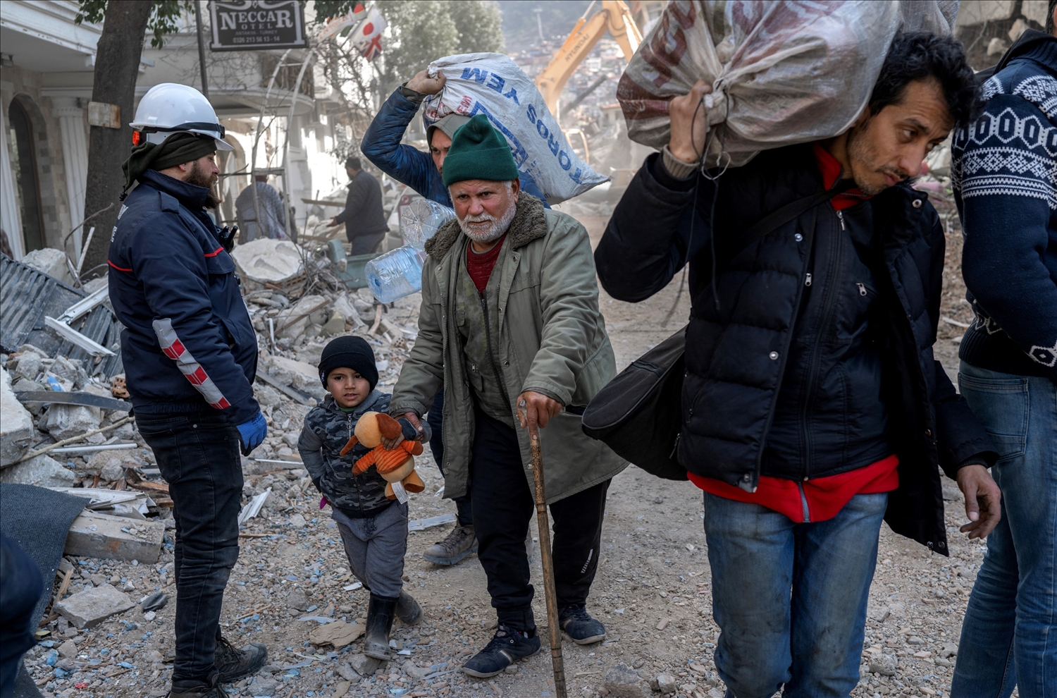 Người dân di chuyển giữa đống đổ nát sau trận động đất tại Antakia, tỉnh Hatay, Thổ Nhĩ Kỳ, ngày 11/2/2023. (Nguồn: AFP/TTXVN)