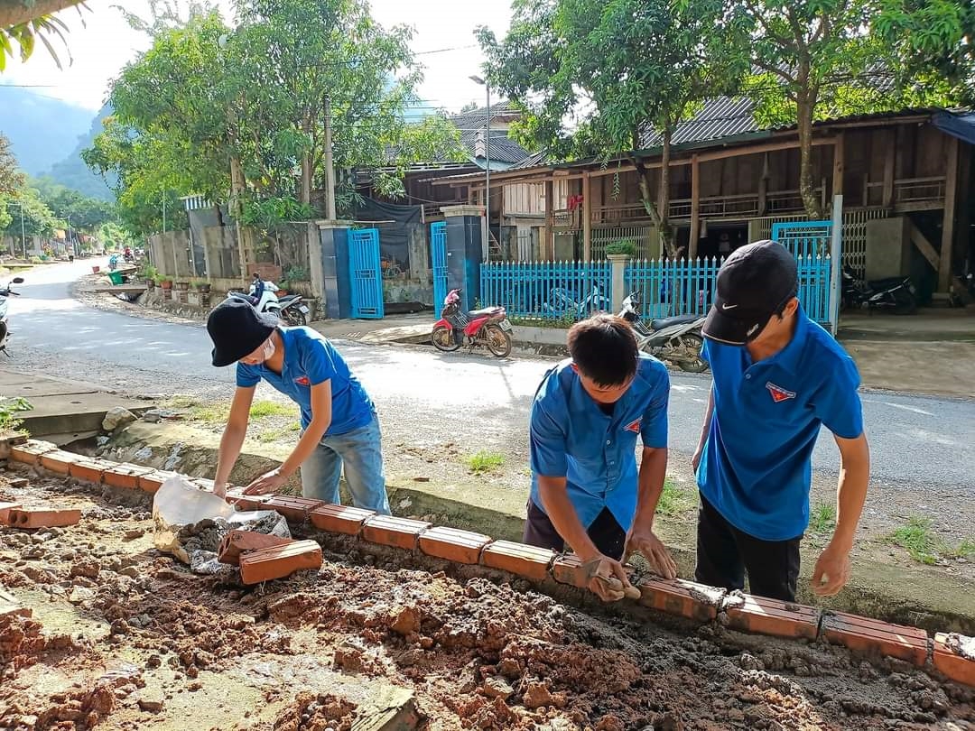 Đoàn thanh niên huyện vùng cao Quan Sơn chung tay xây dựng nông thôn mới