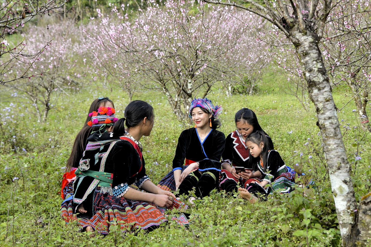 Mùa Xuân xứ núi là dịp các sơn nữ quây quần câu chuyện đầu năm.