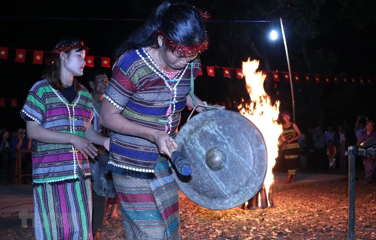 Màn biểu diễn cồng chiêng trong lễ hội mừng lúa mới của bà con dân tộc Xtiêng ở Thiên Cư, xã Thiện Hưng, huyện biên giới Bù Đốp (Bình Phước). (Ảnh: K GỬIH/TTXVN)