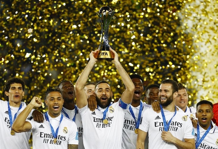 Benzema lại cùng các đồng đội dát vàng Real Madrid