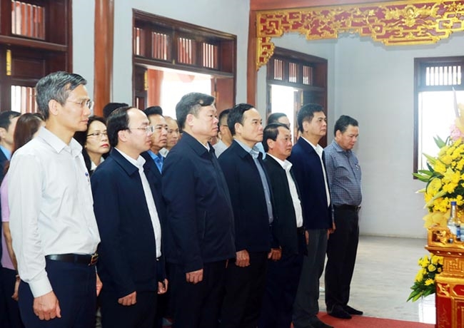 Phó Thủ tướng Trần Lưu Quang và Đoàn cồn tác dâng hương tại Khu Di tích lịch sử Thanh niên xung phong Nà Tu. (Ảnh: VGP/Hải Minh)