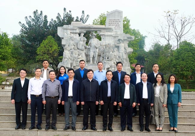 Phó Thủ tướng cùng Đoàn công tác chụp ảnh lưu niệm tại Khu di tích lịch sử Thanh niên xung phong Nà Tu. (Ảnh: VGP/Hải Minh) 6- 
