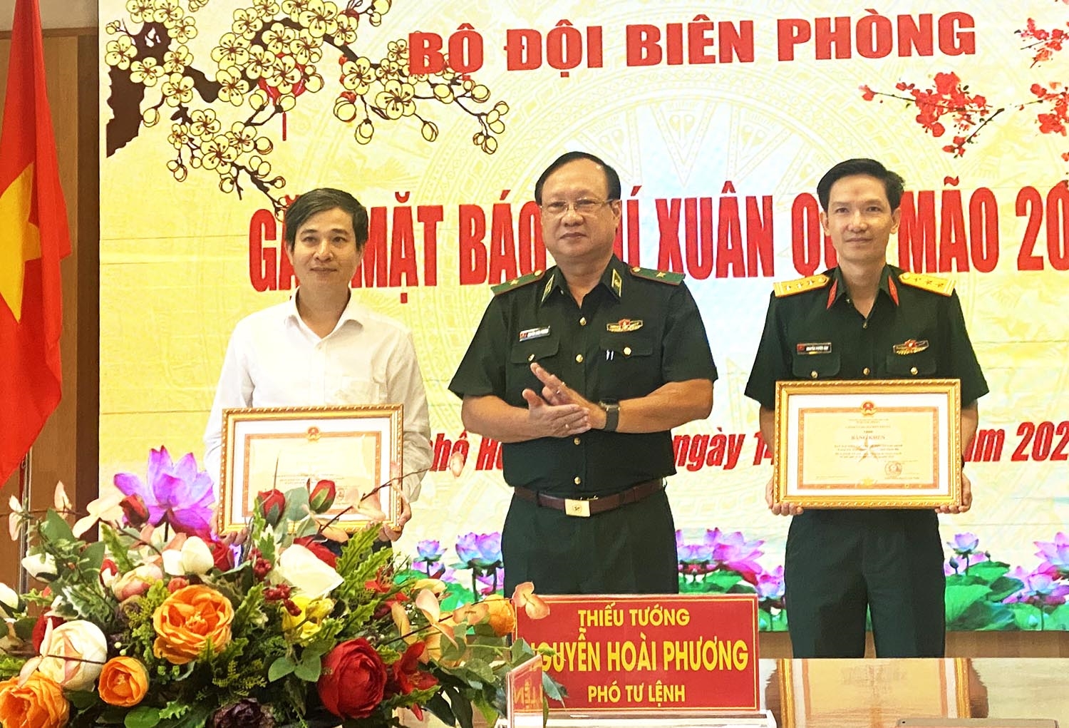 Thiếu tướng Nguyễn Hoài Phương - Phó Tư lệnh BĐBP trao Bằng khen đến 2 tập thể có nhiều đóng góp cho công tác tuyên truyền về biên giới và BĐBP năm 2022