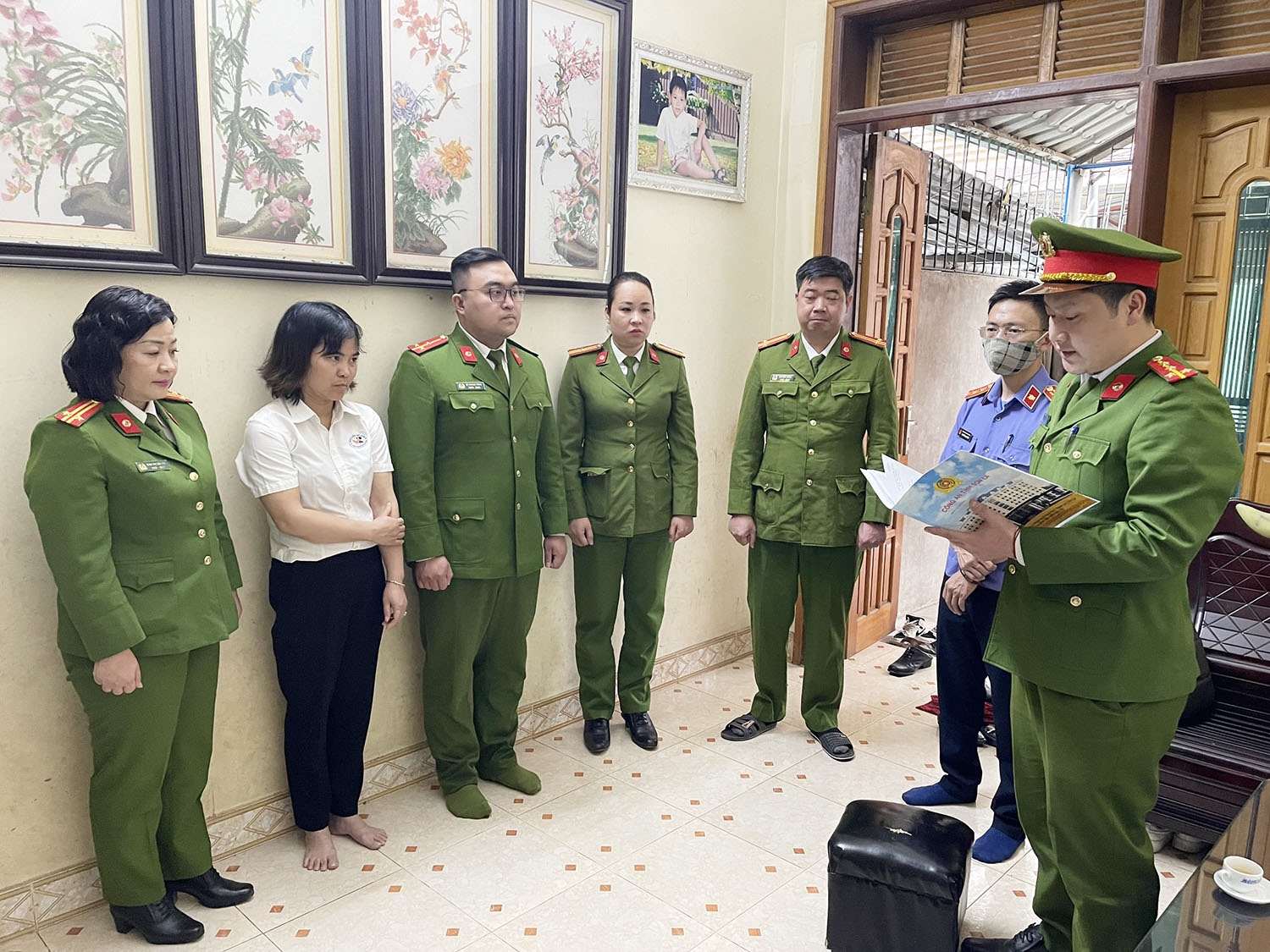 Cơ quan Cảnh sát Điều tra Công an tỉnh Sơn La đọc quyết định khởi tố đối với đối tượng Vi Thị Hằng