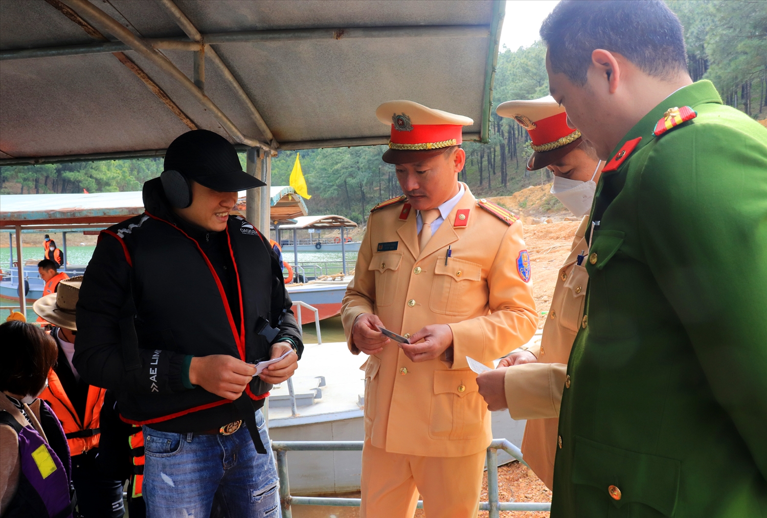 Đội Cảnh sát Giao thông - Trật tự Công an Tp. Hạ Long đã phối hợp chặt chẽ với Công an phường Đại Yên bảo đảm ANTT, ATGT tại khu vực chùa Lôi Âm