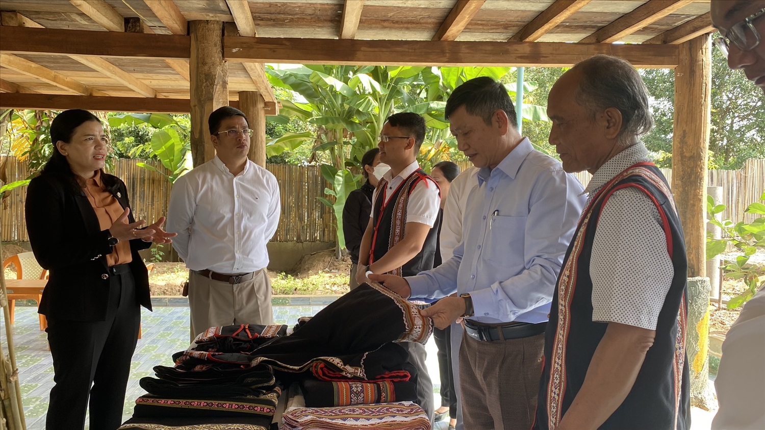 Lãnh đạo UBND TP. Kon Tum thăm quan các sản phẩm dệt ở Làng du lịch cộng đồng Kon Jơ Dri.