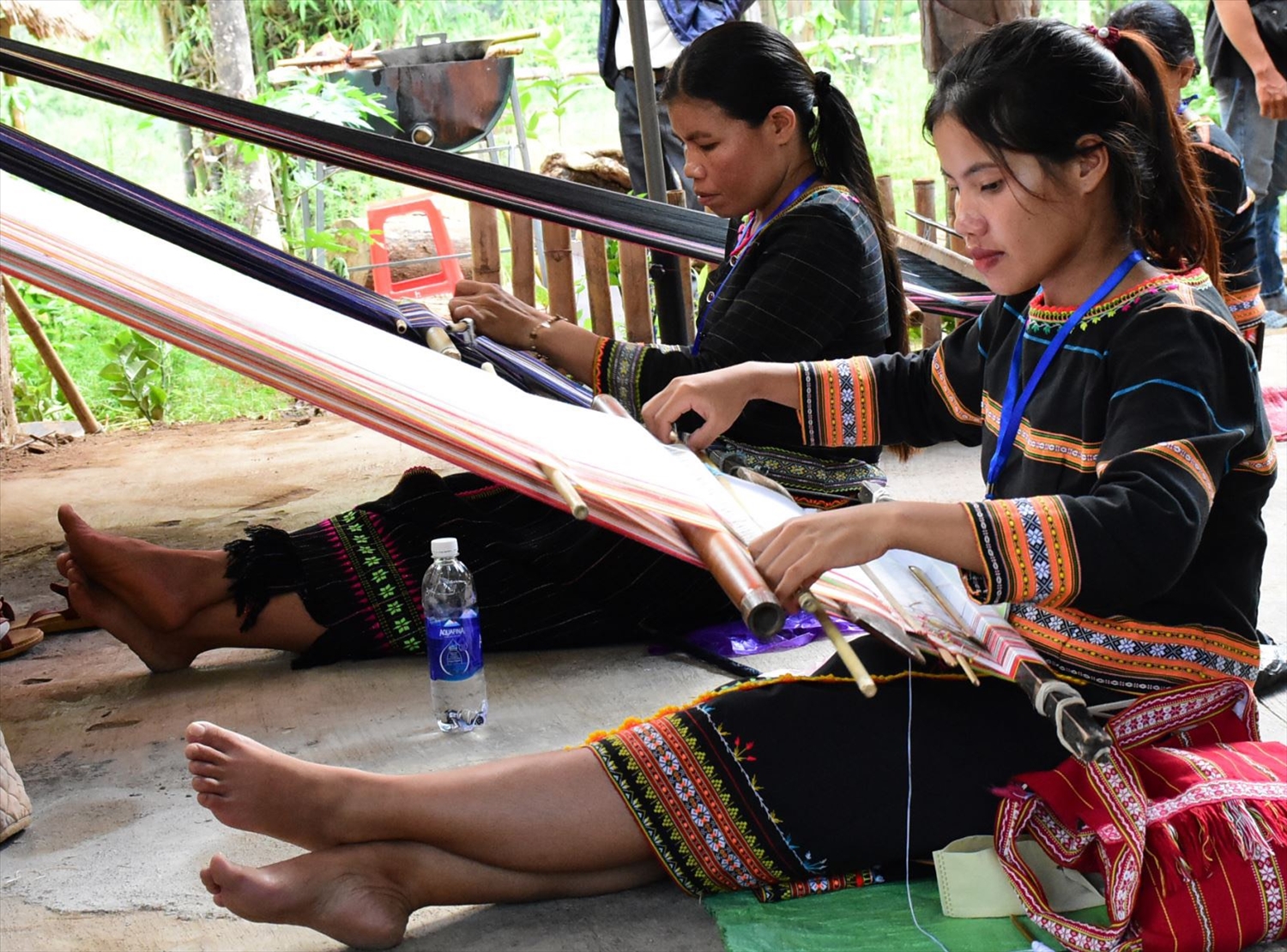Dệt thổ cẩm là việc làm thường xuyên của chị em phụ nữ Làng du lịch cộng đồng Kon Jơ Dri. 