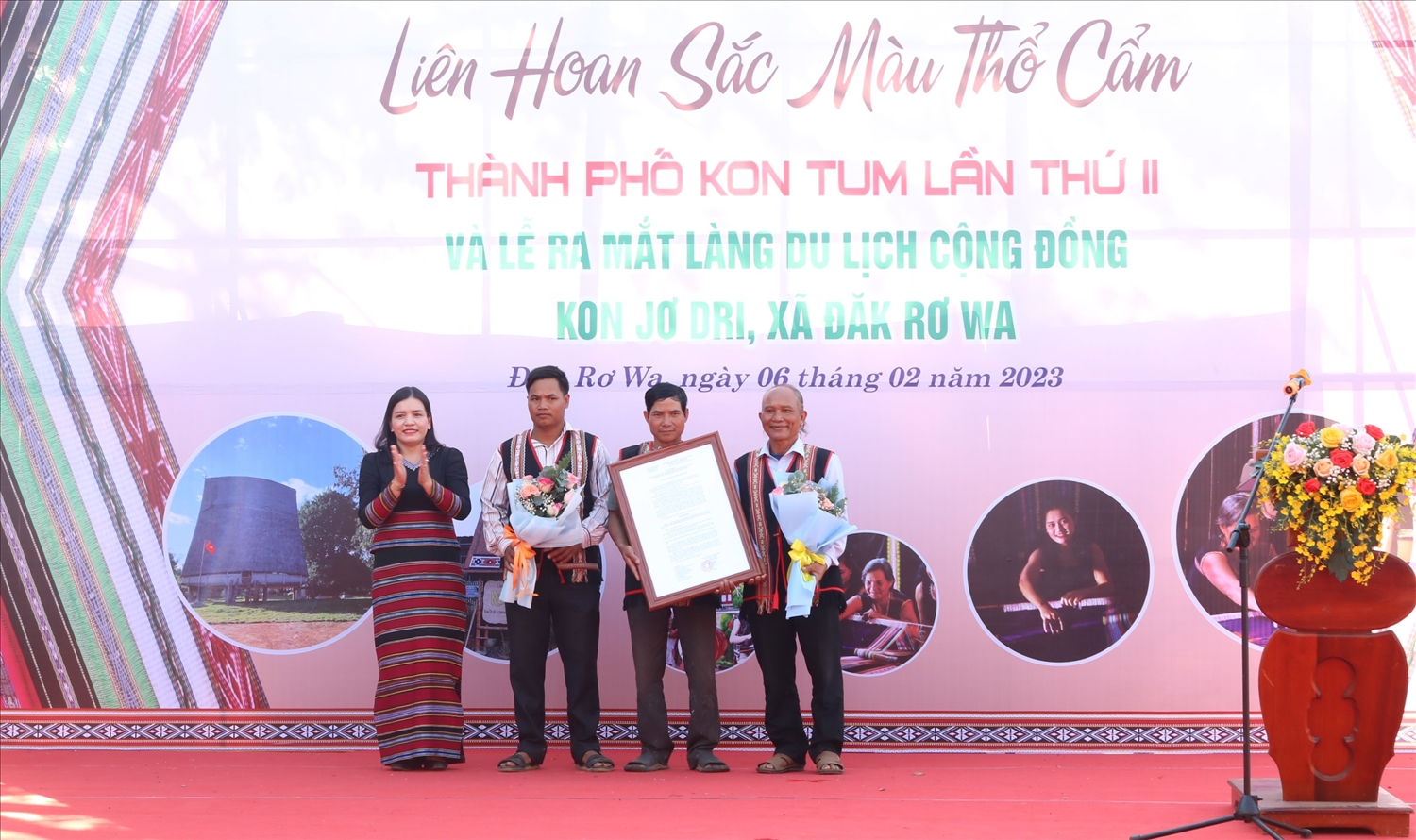 Phó Chủ tịch UBND tỉnh Y Ngọc trao Quyết định của UBND tỉnh công nhận Làng du lịch cộng đồng Kon Jơ Dri.