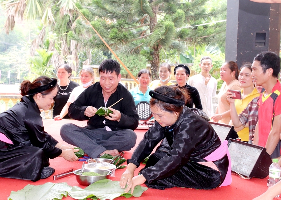 Liên hoan các Làng Văn hóa du lịch cộng đồng thành phố Hà Giang góp phần gìn giữ, phát huy nghề làm bánh chưng Gù truyền thống của đồng bào Tày.