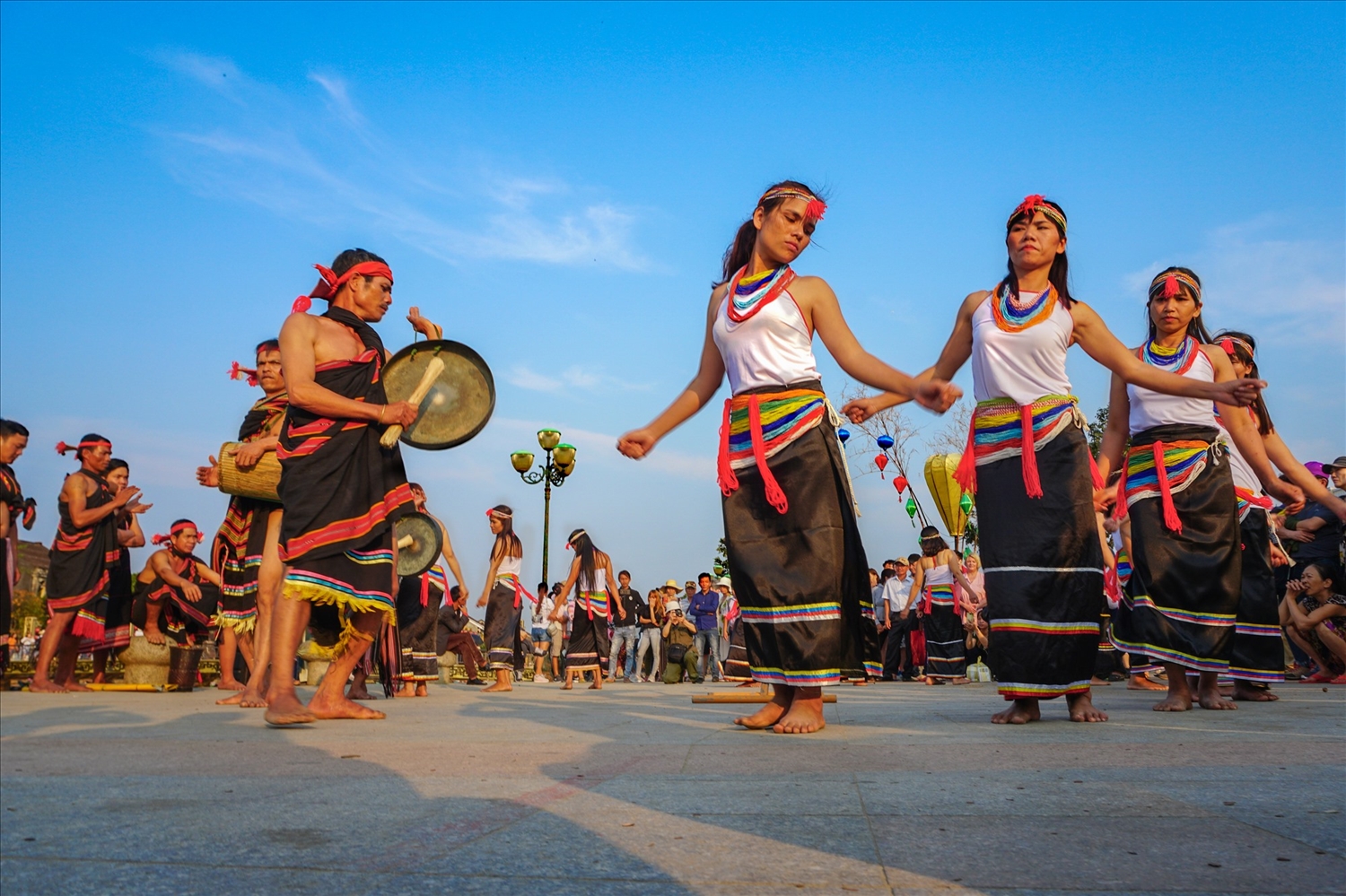 Điệu múa kađtấu của người Co tại sự kiện Ngày hội văn hóa các DTTS tỉnh Quảng Nam. (Ảnh MH) 