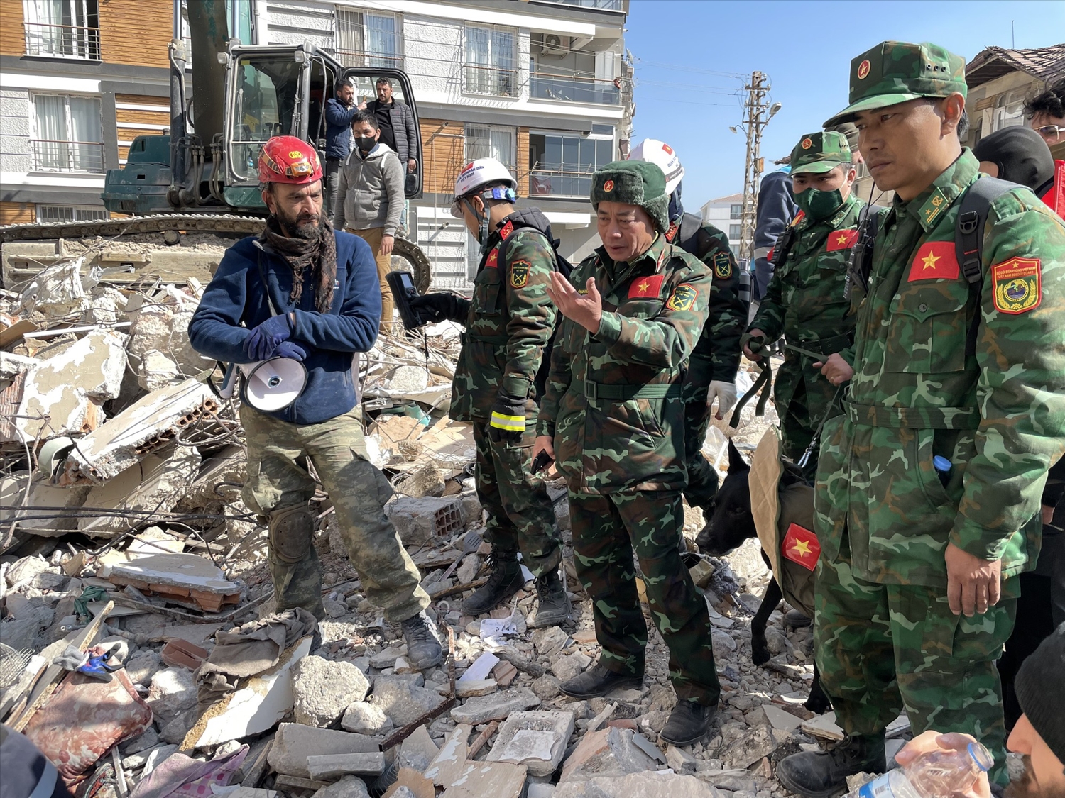 Đoàn công tác cứu hộ, cứu nạn của Quân đội nhân dân Việt Nam hỗ trợ tìm kiếm cứu nạn tại khu vực đường Rustem Tumer Pasa, Antakya, tỉnh Hatay, Thổ Nhĩ Kỳ. Ảnh: Báo Quân đội nhân dân