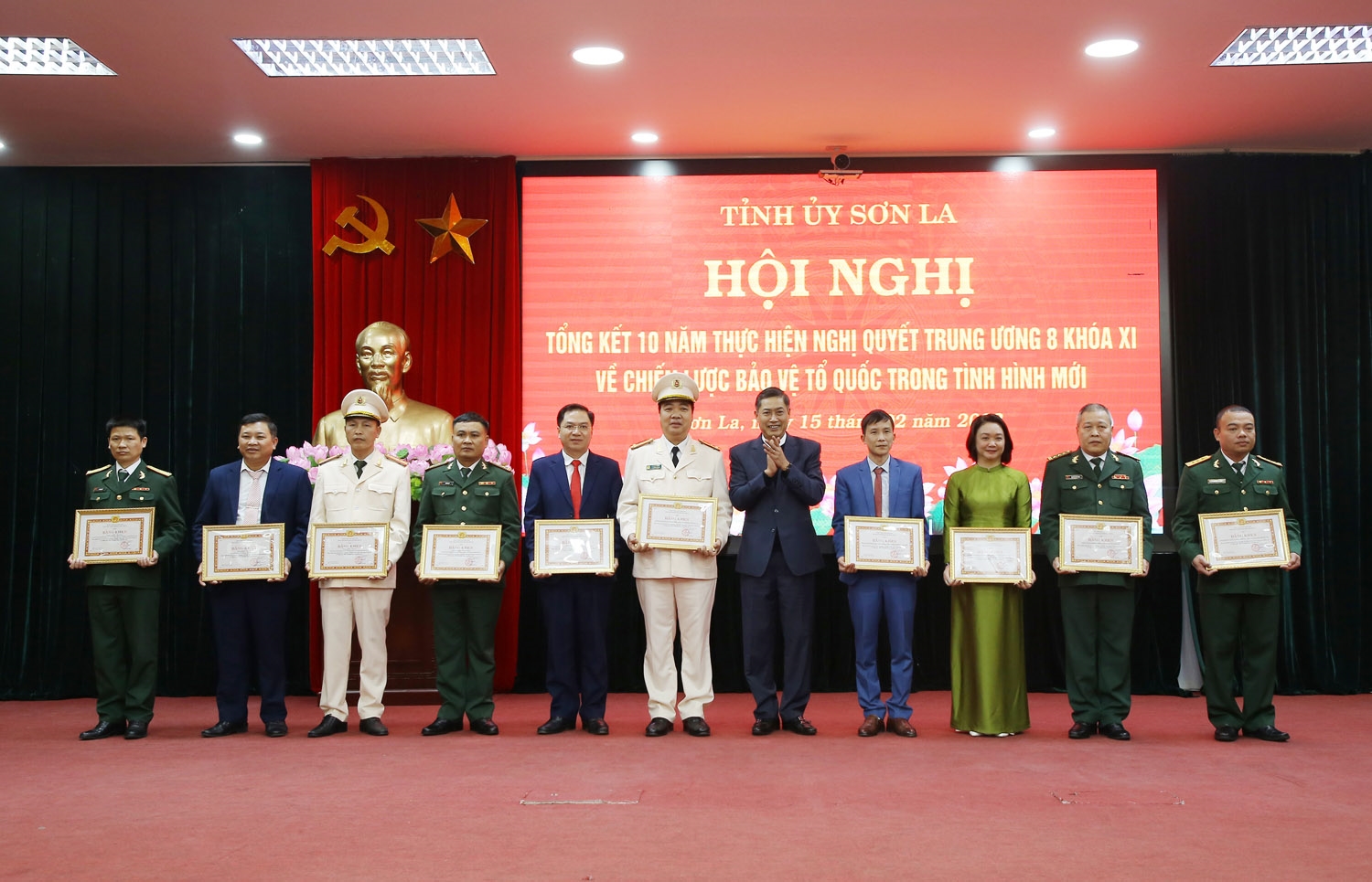 Bí thư Tỉnh ủy Sơn La Nguyễn Hữu Đông trao tặng Bằng khen cho các tổ chức, cá nhân có thành tích xuất sắc