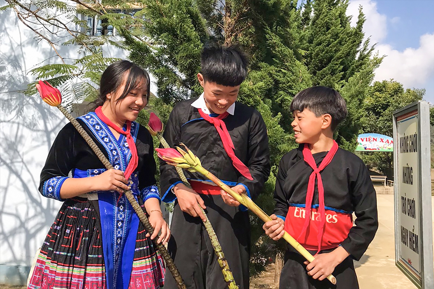 Phải là những bông hoa chuối rừng đẹp nhất, tươi nhất được các trò người Mông Lai Châu lựa, biếu thầy cô giáo để chơi xuân