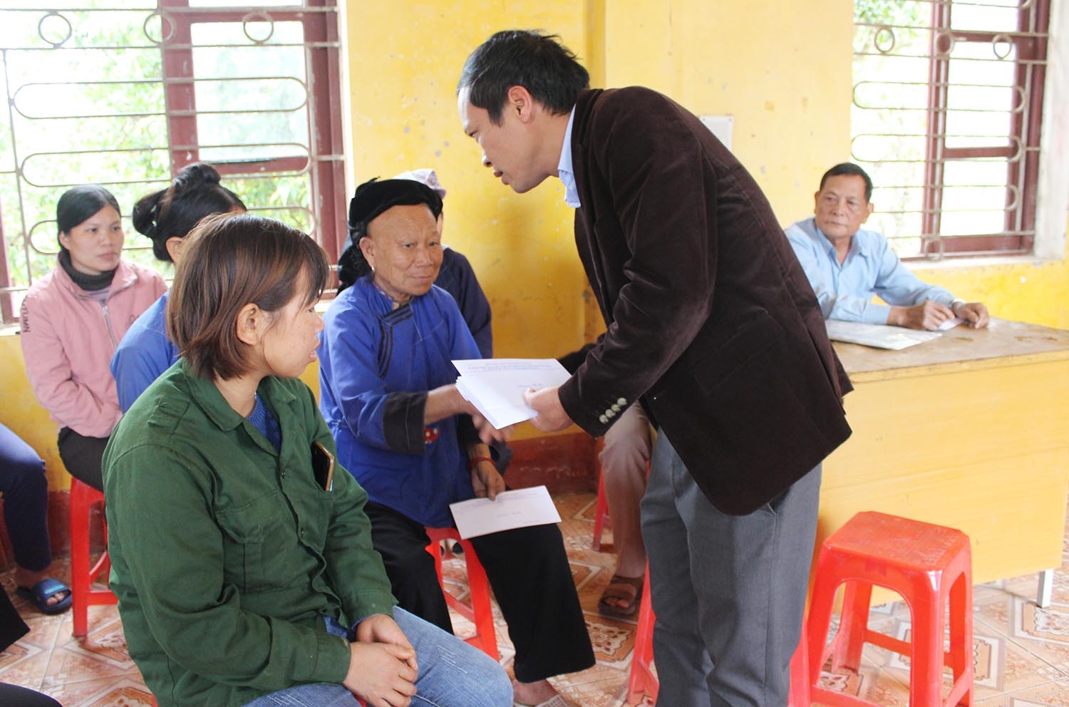 Ông Vi Thanh Quyền thăm hỏi, tặng quà Người uy tín và đồng bào DTTS thôn Bắc Hoa, xã Tân Sơn