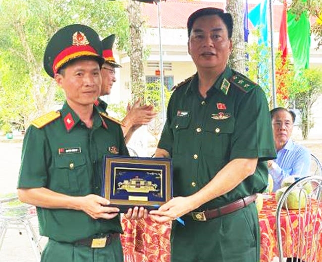 Trung tướng Đỗ Quang Thành trao quà lưu niệm đến Chỉ huy một đơn vị quân sự trên địa bàn TP. Cần Thơ
