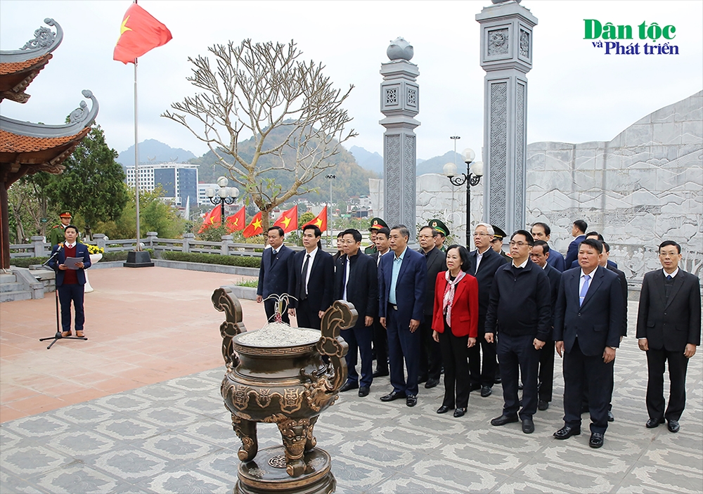 Bí Thư Trung ương Đảng Trương Thị Mai và Đoàn công tác dâng hương Đền thờ Bác Hồ tại Quảng trường Tây Bắc 